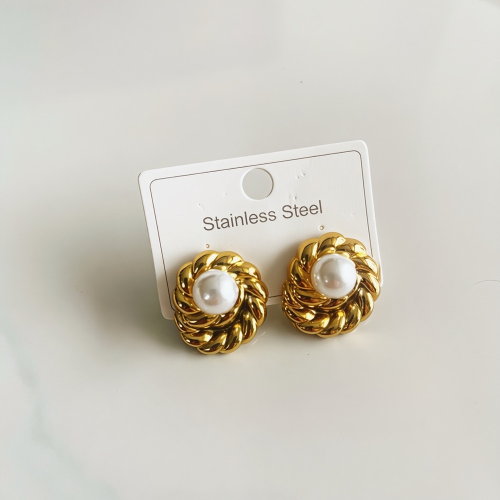 Elegant Gold and Pearl Stud Earrings
